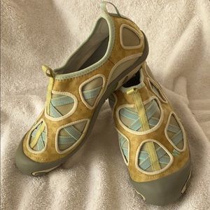 Merrill sports shoes size 6